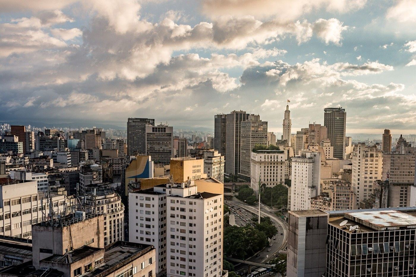 El skyline del centro de São Paulo al atardecer