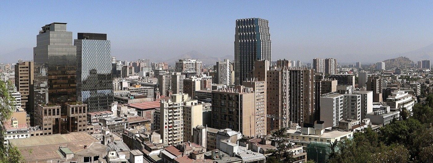 El centro de Santiago de Chile con los cerros detrás