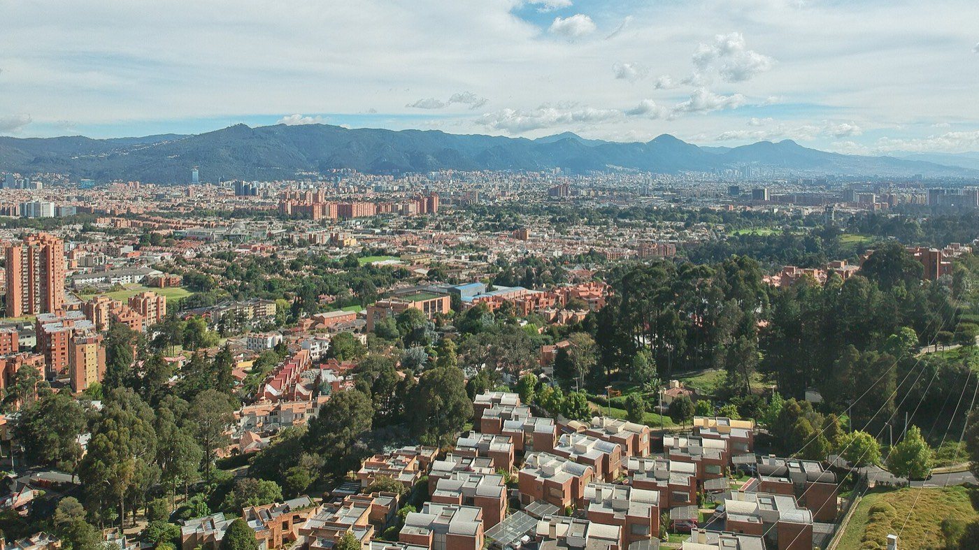 Bogotá vista desde el norte, con los cerros orientales al fondo