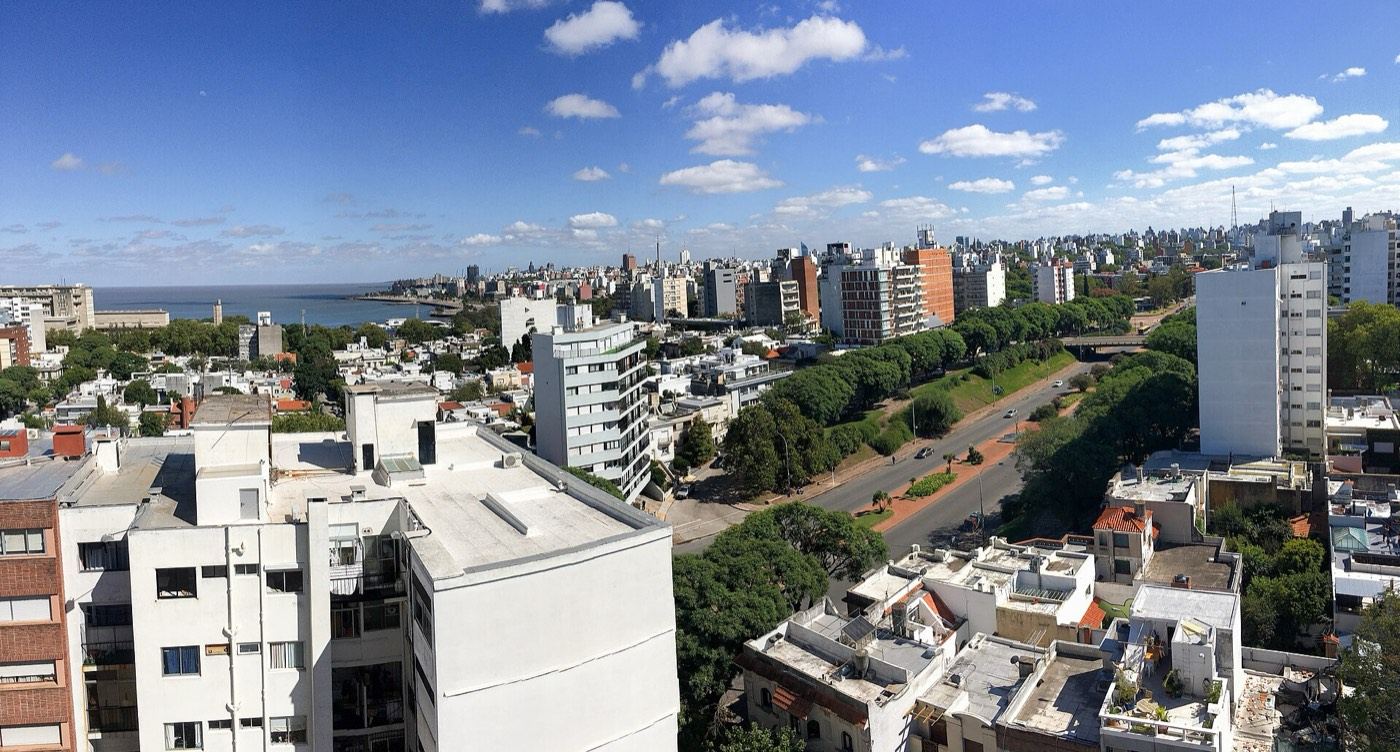 Vista panorámica de Montevideo hacia la costa