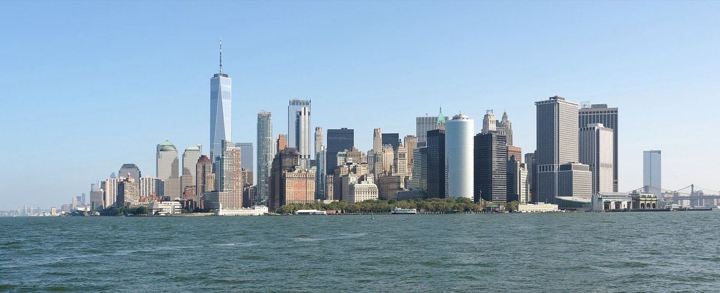 El skyline del bajo Manhattan desde la bahía