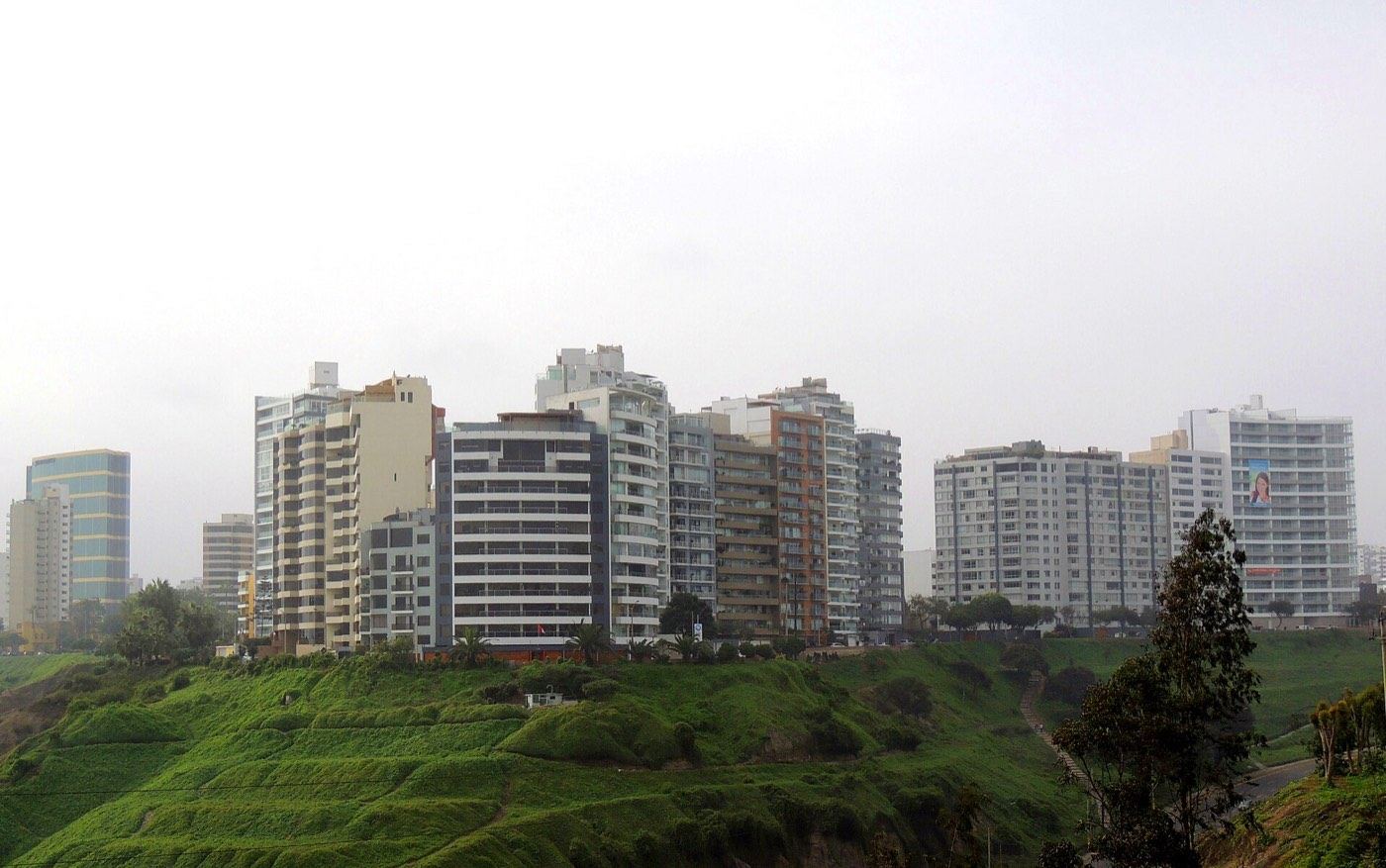 Torres de departamentos en los acantilados de Miraflores, Lima