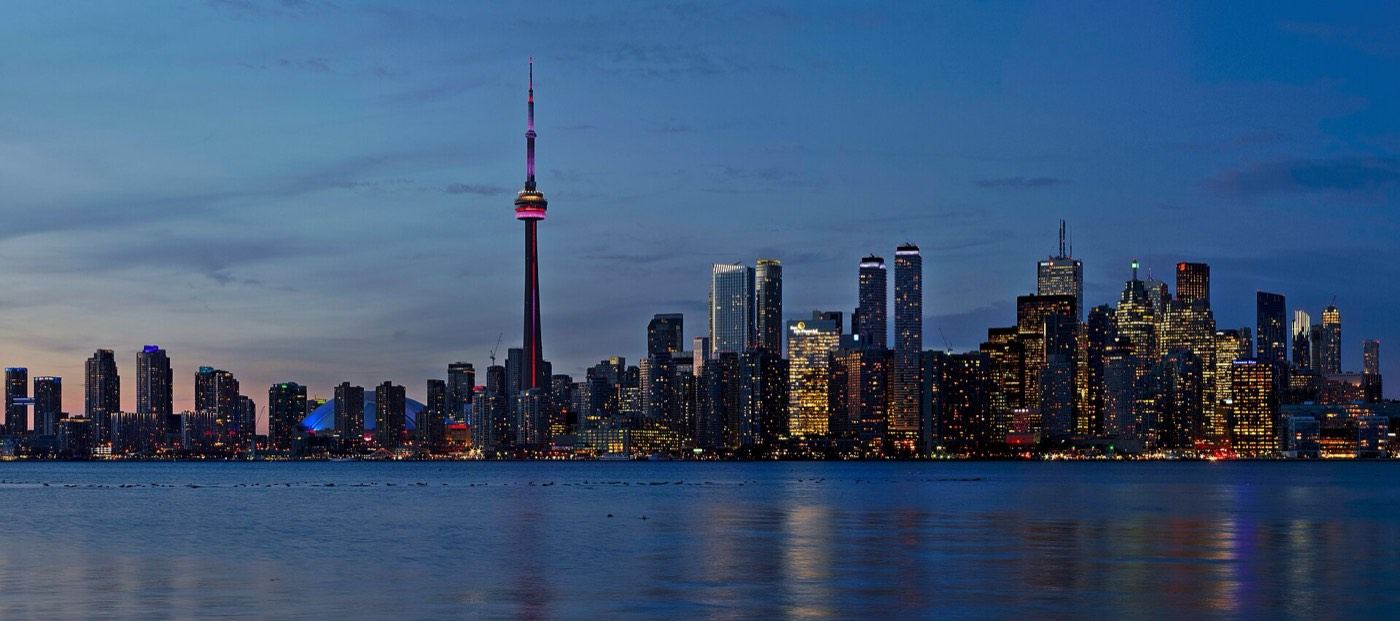 El skyline de Toronto al atardecer desde el lago