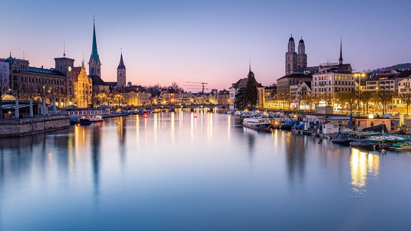 El centro de Zúrich sobre el río Limmat al anochecer